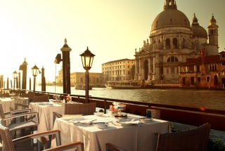 Prekrásny západ slnka na terase hotela Gritti Palace Prekrásny západ slnka na terase hotela Gritti Palace