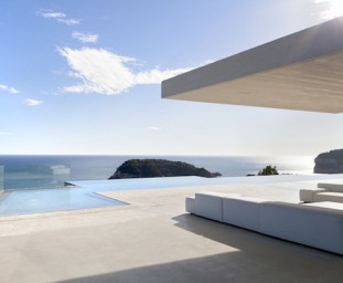 Moderná terasa s bazénom