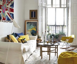 Minimalistický apartmán s farebnými doplnkami