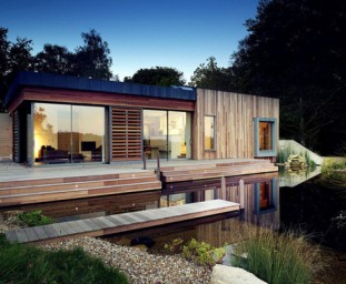 Dom z dreva s jazierkom