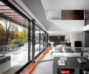 Moderný interiér s galériou